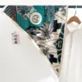Élégant foulard en soie triangulaire bleu sarcelle artistique avec motif de lune - Foulard Triangle (TBSJJ78) / 87x130cm / Imprimé Artistique Bleu Cyan