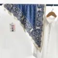 Élégant foulard triangulaire bleu à motif paisley, accessoire d'été léger pour femmes - Foulard Triangle (TBSJJ70) / 87x130cm / Imprimé Paisley Bleu