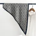 Foulard en soie triangulaire à motif géométrique entrelacé noir et blanc accessoire de cou - Foulard Triangle (TBSJJ68) / 87x130cm / Anneaux Géométriques Noir et Blanc