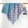 Vue détaillée d'un foulard carré en coton à motifs paisley et pied-de-poule bleu - Bleu Pied-de-poule