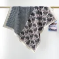 Vue détaillée du foulard carré en coton avec imprimés cachemire et pied-de-poule - Crème et Bleu Marine Pied-de-poule