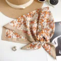 Französisches Vintage-Baumwoll-Halstuch mit leuchtendem orangefarbenem Blumenmuster - 65x65cm / Khaki