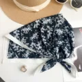 Schwarzes Baumwoll-Halstuch mit Blumenmuster im französischen Vintage-Stil und Hut - 65x65cm / Schwarz