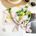 Eleganter Baumwoll-Viereckschal mit Zitronenmuster und rosa Streifen für den Sommerlook - 65x65cm / Rosa