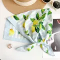 Frisches 100% Baumwolle Sommer-Halstuch mit Zitronenmuster und blau-weißen Streifen - 65x65cm / Blau