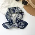 Marineblauer Baumwoll-Halsschal mit Paisleymuster, als stilvolles Sommer-Accessoire. - MBFJ32 Stil / Schwarz Paisley