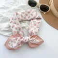 Pañuelo cuadrado retro de 100% algodón con flores rosas anudado en forma de lazo - MBFJ02 / 65x65cm / Rosa