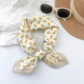 Pañuelo retro de 100% algodón para mujer con motivos de flores amarillas. - MBFJ02 / 65x65cm / Amarillo