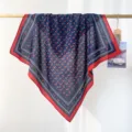 Vue détaillée d'un carré de coton bleu marine à motif cerise et bordures rouges - Bleu Marine Cerise