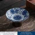 Petit plat à collation sur pied en porcelaine bleue et blanche aux motifs de lotus - Diamètre 12,2cm Hauteur 6,3cm / Style 01 Lotus Entrelacé