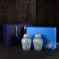 Set di due barattoli da tè in porcellana bianca e blu in una confezione regalo chic - Motivo Blu e Bianco (Doppia Confezione Regalo)