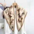 Eleganter Seiden-Dreiecksschal mit luxuriösem Kutschenprint und Courage-Schriftzug - 87*130CM / Braun