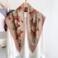 Elegantes Seidentuch mit Kutschenprint und COURAGE-Schriftzug für Frühlingsoutfits. - 87*130CM / Rosa