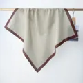 Foulard carré en coton à pois rétro avec bord marron, élégant foulard vintage pour femmes. - Beige et Noir Pois
