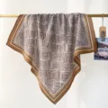 Vue détaillée d'un carré de coton marron café avec un motif en spirale géométrique - Brun Spirale