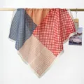 Gros plan d'un foulard en coton avec des pois colorés et motifs géométriques. - Rouge et Bleu Marine Pois