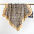 Détail d'un foulard carré en coton avec motif labyrinthe bleu et bordure orange - Beige Labyrinthe