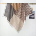 Vue détaillée montrant la texture fine en coton d'un foulard carré à pois aux motifs variés - Brun Carreaux