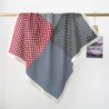 Détail d'un foulard en coton élégant aux motifs de pois rouges et noirs contrastés - Patchwork Pois et Carreaux