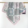 Détail d'un foulard carré en coton vintage avec motifs paisley rose et vert menthe - Rose et Vert Paisley