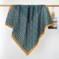Détail du motif à pois bleu canard et bordure beige d'un foulard carré en coton - Cyan et Bleu Pois