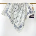 Vue détaillée d'un foulard en coton vintage avec pois bleus et motifs cachemire. - Bleu Foncé et Blanc Pois