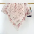 Vue détaillée d'un foulard carré en coton avec motifs cachemire et pois roses élégants - Rose Clair Pois