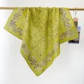 Détail du foulard carré en coton jaune orné de pois et de motifs paisley élégants - Jaune Citron Pois