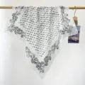 Détail d'un bandana vintage en coton blanc à pois noirs avec une bordure à motif paisley. - Blanc et Noir Pois