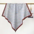 Détail d'un foulard carré en coton léger avec des motifs ondulés en bleu et blanc - Bleu et Blanc Ondulé