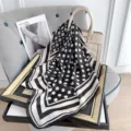 Foulard vintage in seta a pois e strisce bianche e nere su una borsa a mano beige di lusso. - Nero Bianco Pois Righe (70FJ388-1#) / 70x70cm