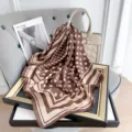 Elegante foulard di seta marrone a pois drappeggiato sopra una borsa beige sofisticata - Marrone Pois Righe (70FJ388-3#) / 70x70cm