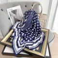 Elegante sciarpa di seta a pois blu scuro drappeggiata su cornice e borsa - Blu Marino Pois Righe (70FJ388-2#) / 70x70cm