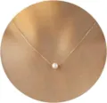 Dettaglio ravvicinato di una collana d'oro con un singolo pendente di perla sul collo. - Stile Ciondolo Perla Singola (03 Oro) / Oro