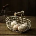 Retro ijzeren draadmand voor de keuken met houten handvat en rustieke eieropslag - Broken Wit