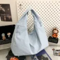 Hellblaue, leichte Hobo-Tragetasche aus Nylon mit großem Fassungsvermögen - Einheitsgröße / Blau