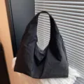 Lässige große schwarze Hobo-Tragetasche aus leichtem wasserfestem Nylon. - Einheitsgröße / Schwarz