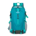Vooraanzicht van een groenblauwe wandelrugzak met grote capaciteit en handige mesh zijzakken. - Meerblauw