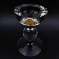 Elegante Nahaufnahme eines facettierten Kristallkerzenhalters mit goldenen Glitzerakzenten. - Goldfolie Kristallkugel Kerzenständer