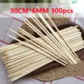 Vue detaillee de brochettes de barbecue en bambou de 30cm, bien rangees, style naturel. - Paquet de 300 Pièces (30cmx6mm) / Blanc