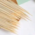 Nahaufnahme von 18 cm langen, 4 mm dicken Einweg-Bambusspießen für Grill und Snacks - 300 Stück 18cm*4mm