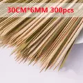 Gros plan de brochettes en bambou plates de 30cm avec peau verte, pointes pour grillades. - Paquet de 300 Pièces (30cmx6mm) / Cyan