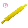 Gele kunststof deegroller met bloemenpatroon in reliëf voor het bakken van fondanttaarten - Helgeel 3D Bloemen Stijl (12) / 36.5*5.6*5cm