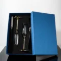 Luxus Champagnergläser und Tortenbesteck Set mit Kristallgriffen in blauer Geschenkbox - 4-teiliges Set (2 Tassen + Messer + Server) / Gold