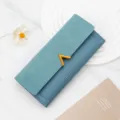 Élégant portefeuille long à trois volets bleu pour femme avec boucle en V dorée - Bleu