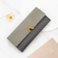 Portefeuille long à trois volets gris et noir avec boucle dorée en V pour femme - Gris