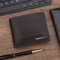 Cartera corta de cuero marrón para hombre con ranuras para tarjetas y logotipo Menbense - Café Oscuro