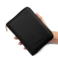 Porta passaporto in pelle nera con blocco RFID e motivo litchi con chiusura a zip - Nero (H006-3)