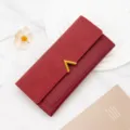 Élégant portefeuille long rouge à trois volets pour femme avec boucle dorée en forme de V - Rouge