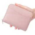 Premium compacte roze leren pasjeshouder met ritssluiting voor dames in de hand. - Roze (K949-1A)